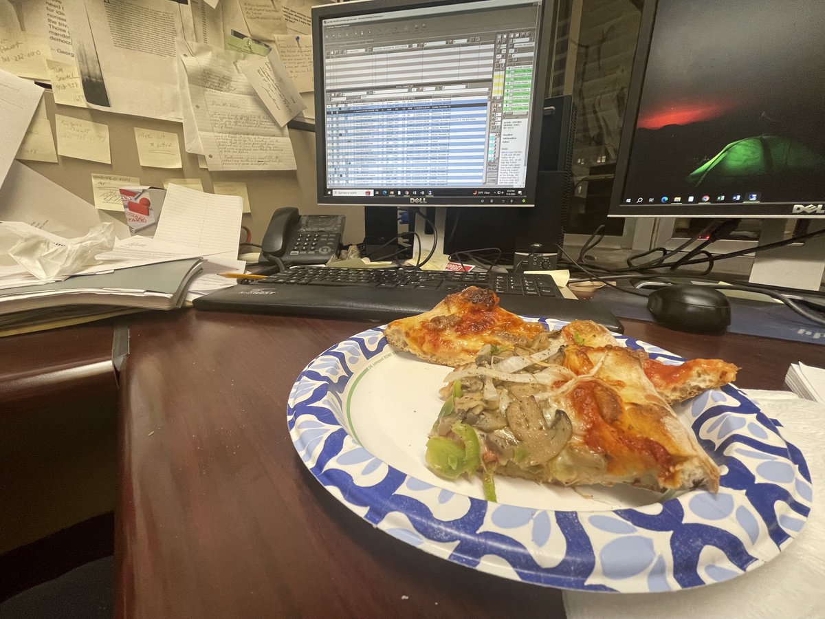 Fuel up, newsfolk. Polls close in two hours! #electionnightpizza