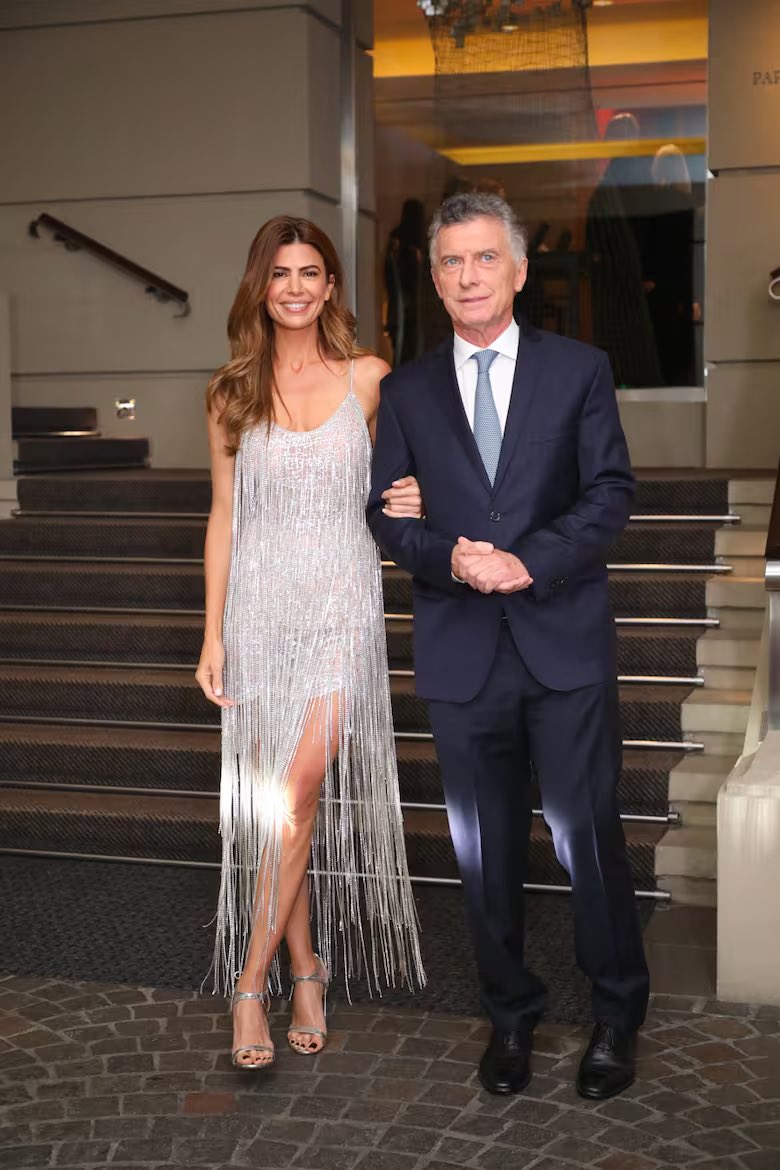 felipelahiteau's tweet photo. Por favor el vestido de juliana https://t.co/MnNbVPuEJh