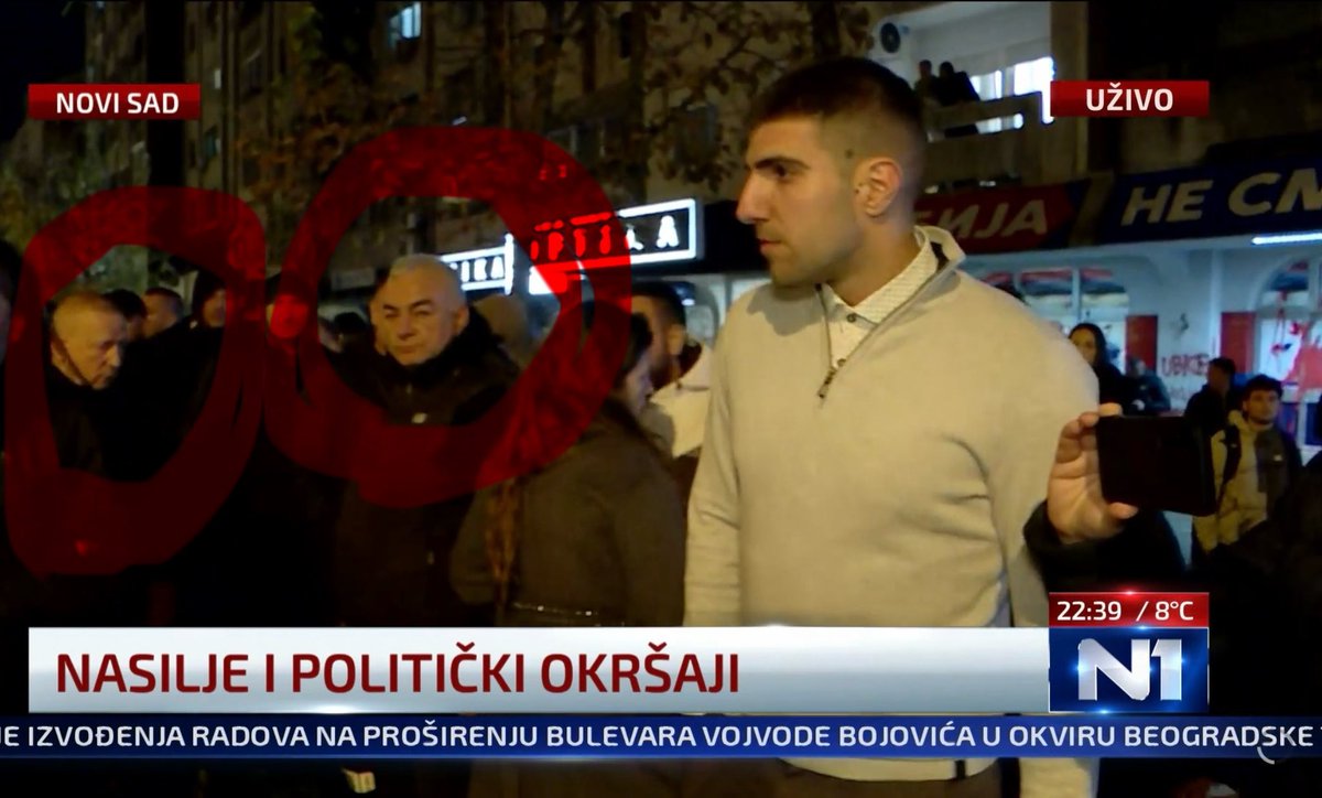 Ova dvojica ispred prostorija SNS u Novom Sadu gde dočekuju Vučića i gde reporterka <a href="/n1srbija/">TV N1 Beograd</a> pokušava da razgovara dok je vređaju su vođe i “treneri” SNS batinaša iz udruženja “Srpska sparta” Pančeva, rasadnika njihovih falangi i ubačenih elemenata.
Levo: Zoran Stavrevski Stavra