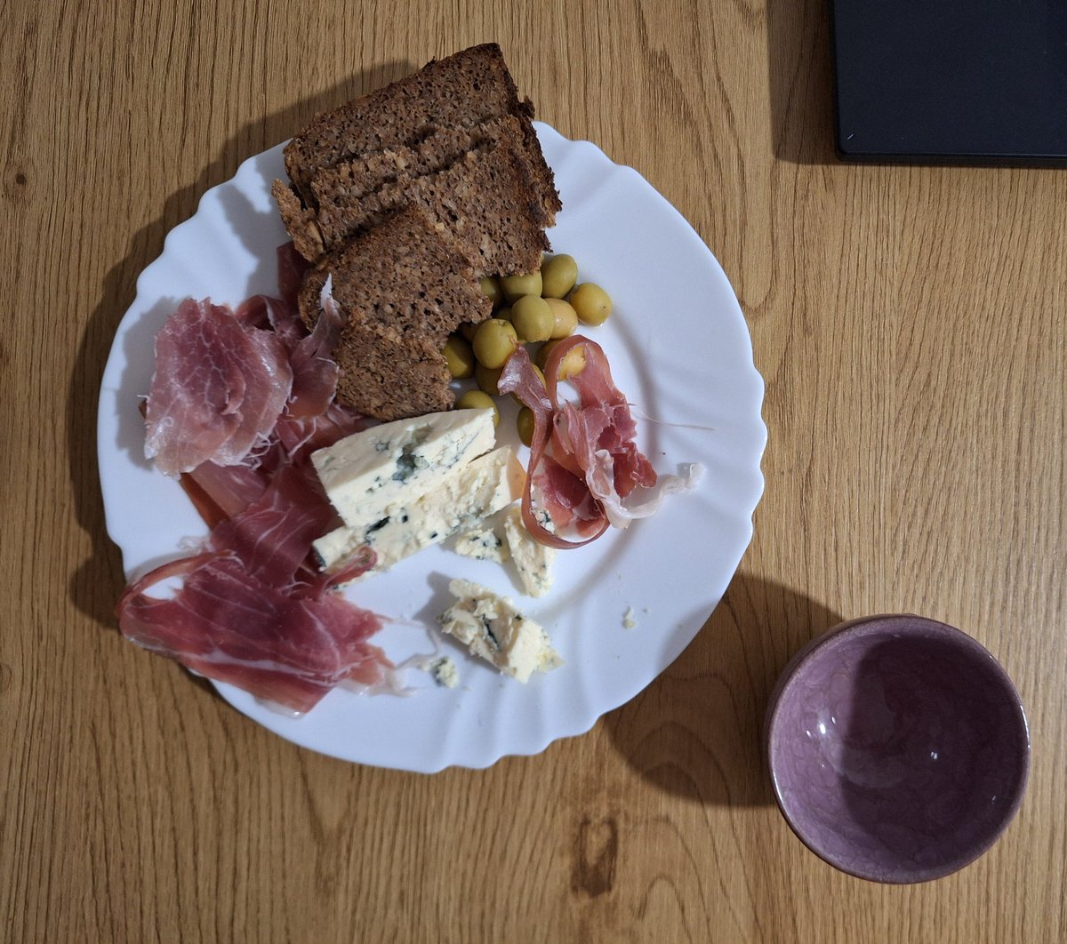 PaulAndJet's tweet image. На свидании за второй серией твин пикс #едимДома пршут, сыр оливки с зерновым хлебом и 50мл вина