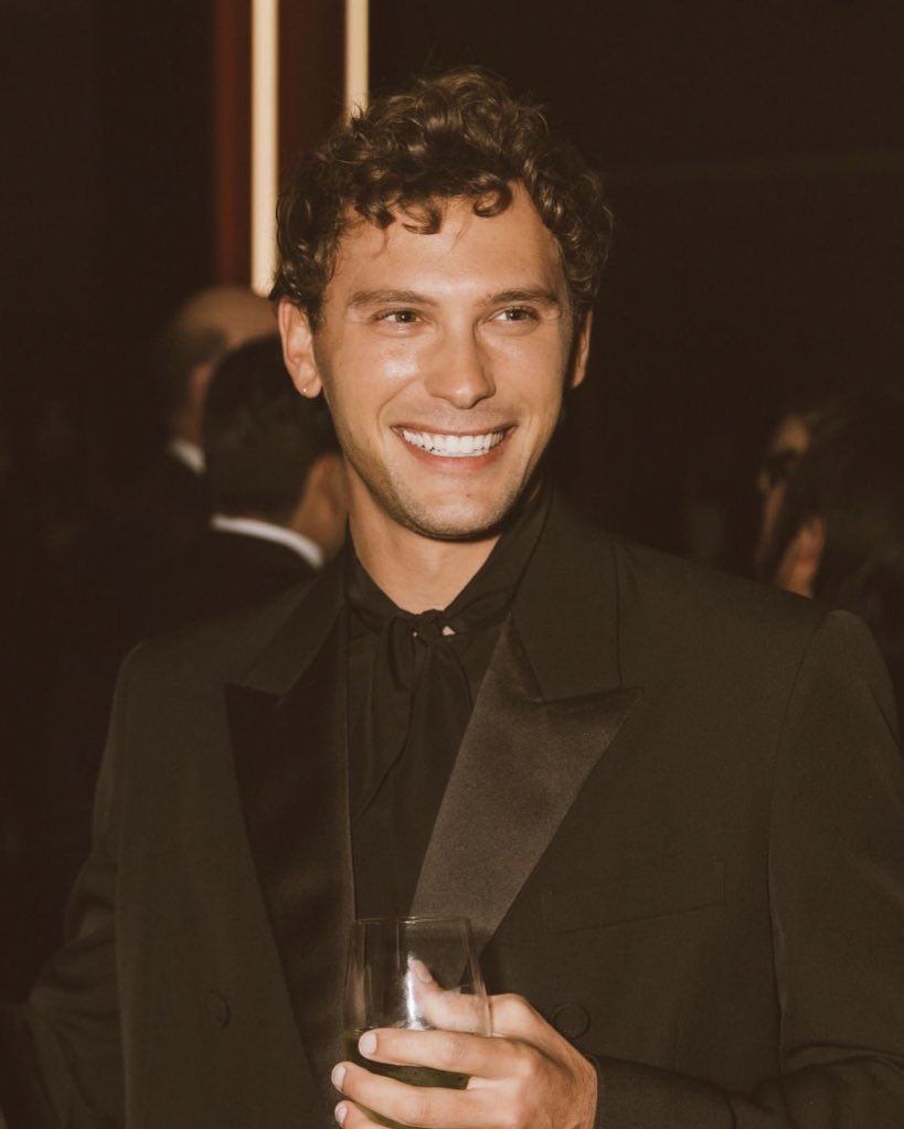 he is GORGEOUSSS I CANT