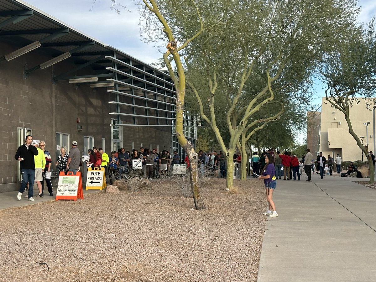 Journée tranquille du côté de Phoenix. Ce bureau de vote en banlieue se remplit lentement alors que la fin de journée approche. Il faut dire que + de 50% des électeurs ont déjà voté par anticipation en Arizona. 2h30 avant la fermeture des bureaux de vote ici. #MaricopaCounty