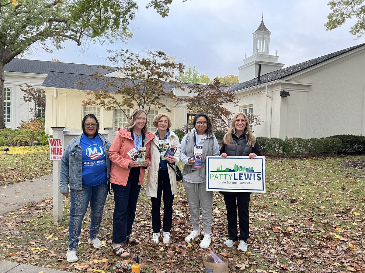 Patty4MO's tweet photo. The temperature is dropping but not the energy from voter! 🔥🔥Folks are excited to vote for women candidates & reproductive health care rights! It’s not too late to #Vote . #WeAreNotGoingBack #EndTheBanMO #VoteBlue #MOSen #MOLeg #Patty4MO #TeamPatty https://t.co/47QlzcXat6