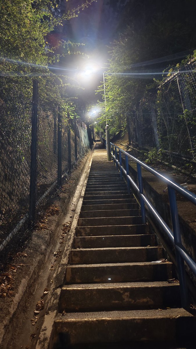 maybornman's tweet photo. 上過去都知呢條樓梯唔少野 https://t.co/2H8Cdq8RPo