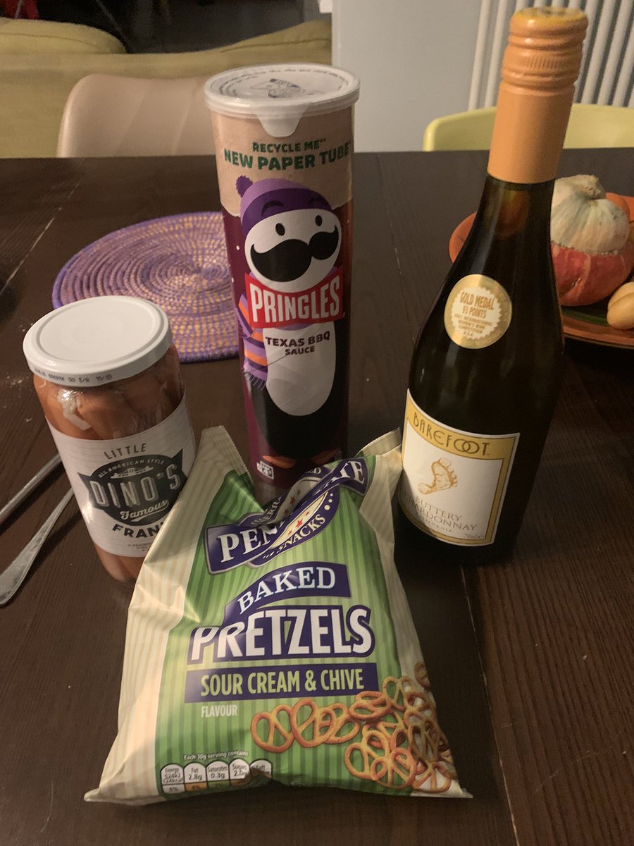 DeaBirkett's tweet photo. My brilliant brother @inevermentionit brought these:
Pennsylvania (pretzels) 19 electoral votes - a swing state
Texas (pringles) 40 electoral votes 
California (chardonnay) 54 electoral votes - largest of any state 
New York (hot dogs) 28 electoral votes 
#USAElection2024 https://t.co/N2QkYIsKc8