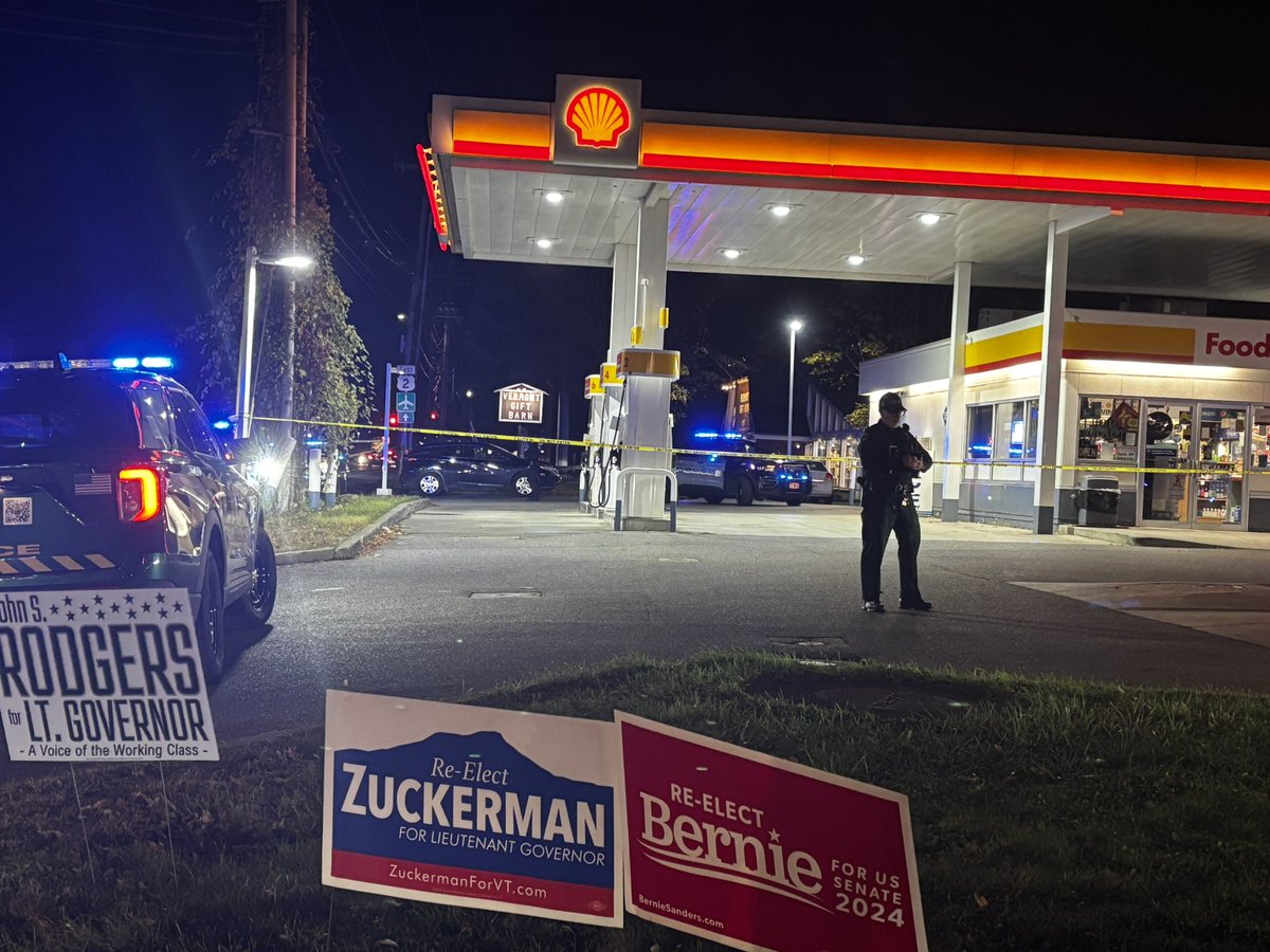 OuelletA01's tweet photo. Ça ne s'invente pas : au Vermont en ce moment pour couvrir les présidentielles, fusillade devant une station-service juste en face de mon hôtel. Aucun blessé, selon les policiers sur place. À un jet de pierre du rassemblement démocrate à South Burlington. https://t.co/yXhlj2BD3B