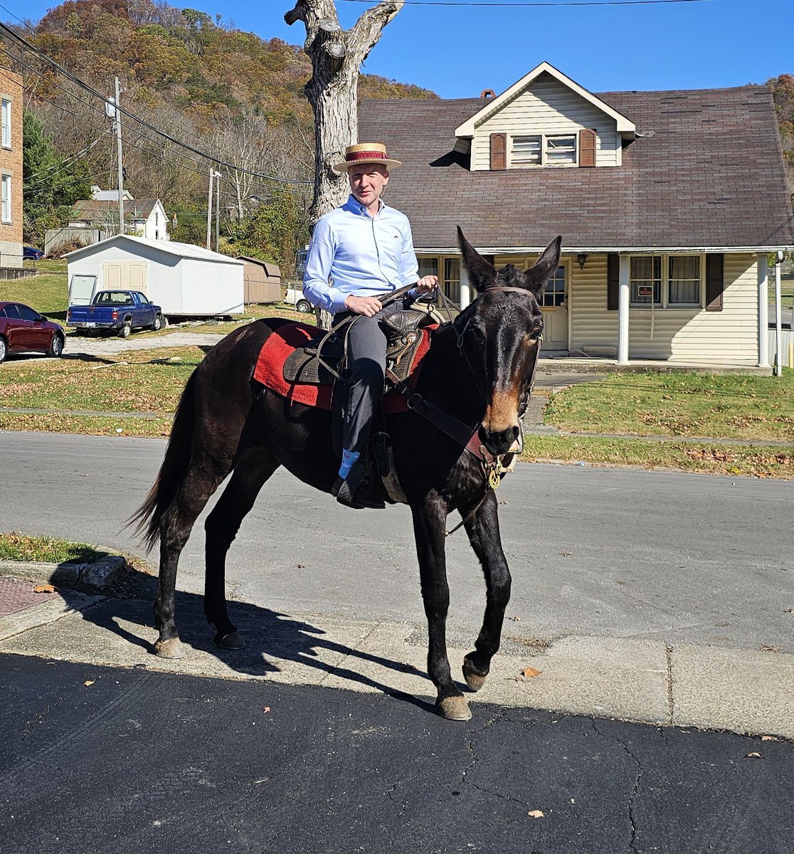 Tyler Childers was spotted this morning riding his horse to the voting booths. 😂

📸: <a href="/kentuckygirl_UK/">kop77</a>