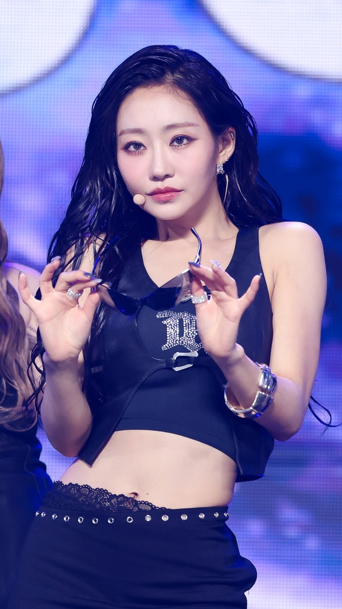 mbcplusm's tweet image. [쇼챔피언 현장포토]
▪︎KISS OF LIFE - Igloo▪︎

지금 이 그루브 참을 수 있어?❤️‍🔥
📷naver.me/xDJWlcZS

_
#쇼챔피언 #쇼챔 #ShowChampion
#KISSOFLIFE #키스오브라이프 #KIOF #키오프
#JULIE #NATTY #BELLE #HANEUL
#쥴리 #나띠 #벨 #하늘
#Lose_Yourself #Get_Loud #logoo
@KISSOFLIFE_S2