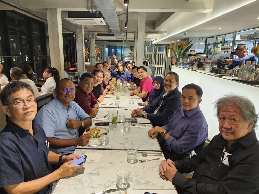 sarlyadre's tweet image. Incredible evening with past PAM presidents! Rare to gather such legends in one room. Their stories &amp;amp; legacy inspire us to keep innovating in Malaysian architecture! 💪🇲🇾 #PAM #ArchitecturalLegacy #Inspiration