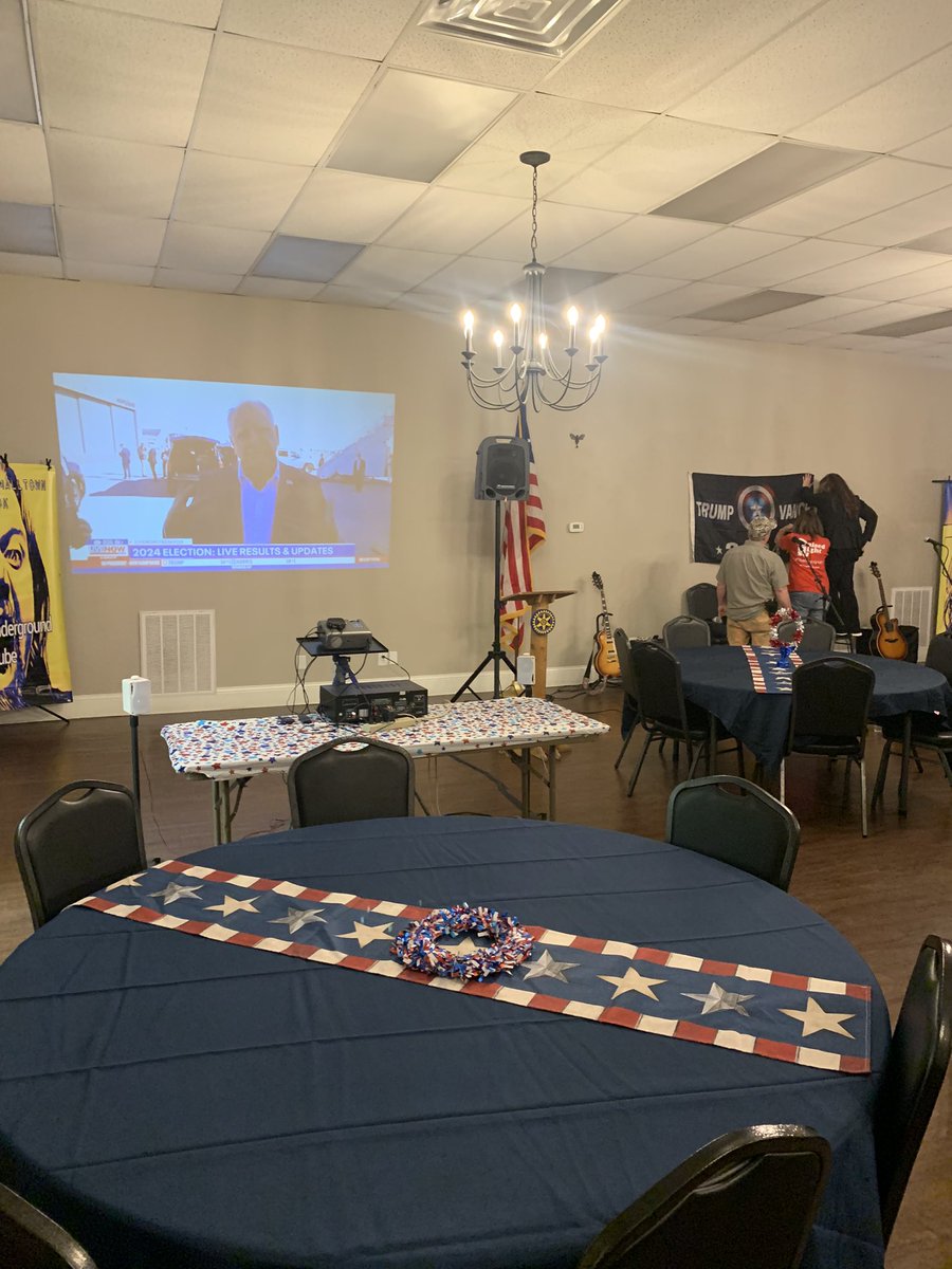 En place à Lafayette. Musique, grandes tablées, nourriture et écran géant branché …sur Fox News évidemment ! <a href="/RMCInfo/">RMC</a> #USAElection2024