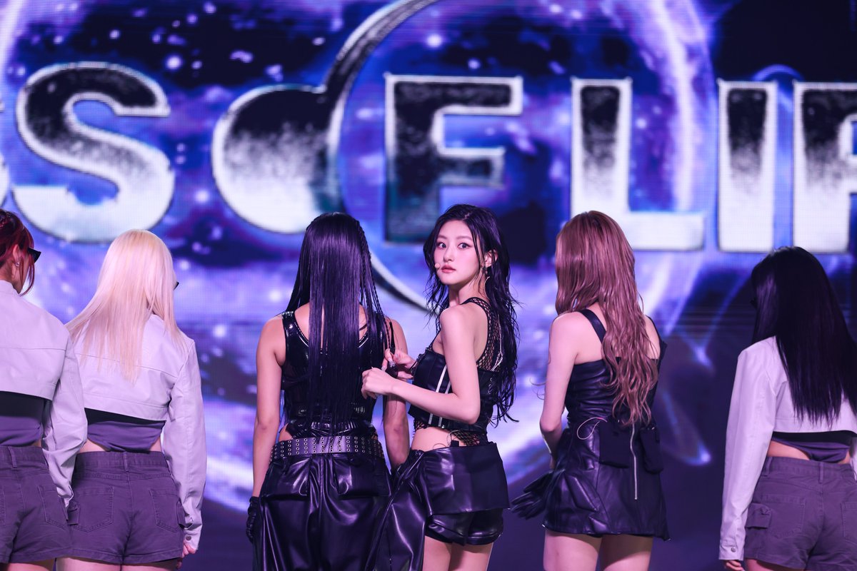 mbcplusm's tweet image. [쇼챔피언 현장포토]
▪︎KISS OF LIFE - Igloo▪︎

지금 이 그루브 참을 수 있어?❤️‍🔥
📷naver.me/xDJWlcZS

_
#쇼챔피언 #쇼챔 #ShowChampion
#KISSOFLIFE #키스오브라이프 #KIOF #키오프
#JULIE #NATTY #BELLE #HANEUL
#쥴리 #나띠 #벨 #하늘
#Lose_Yourself #Get_Loud #logoo
@KISSOFLIFE_S2