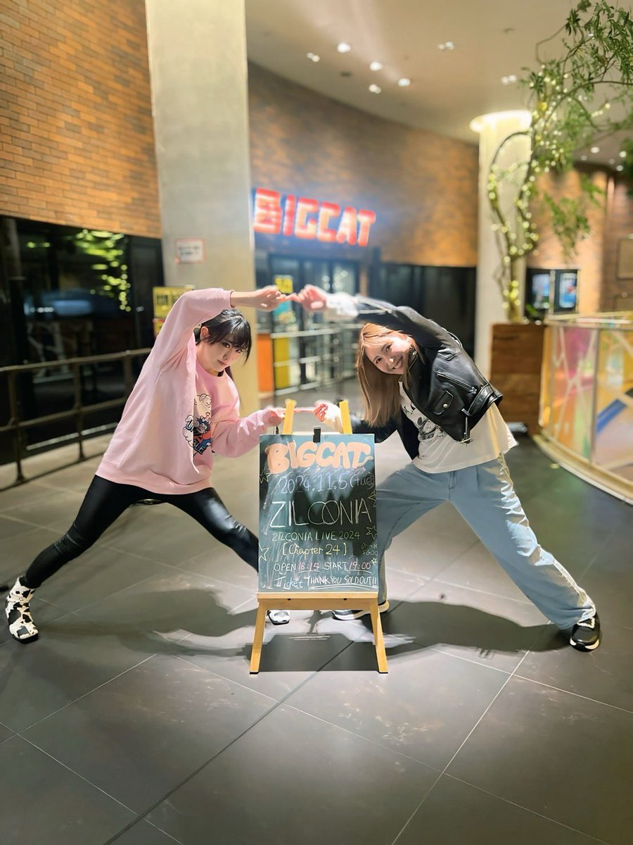 toki_chunpa's tweet image. 昨夜は大阪BIG CATにて
ZILCONIAワンマンへ行ってきました！withまきちゃん🌋
ライブは曲も演奏もお話もすごく良すぎて、暖かい空気と笑顔に包まれた素敵なステージでした🔥
うれしい出会いもあったりとしあわせな夜🌙
お疲れ様でした、ありがとうございました！

#ZILCONIA