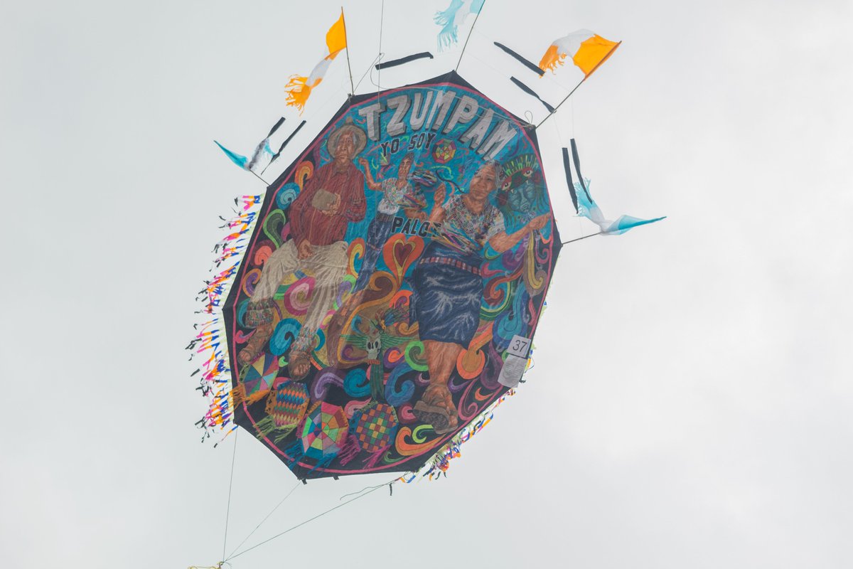 elfocogt19's tweet photo. #Tradiciones | El festival de Barriletes Gigantes de Sumpango reúne a grupos de artesanos que, a través de sus coloridos barriletes,
transmiten mensajes culturales, sociales y ambientales. https://t.co/Omlkc1VntZ