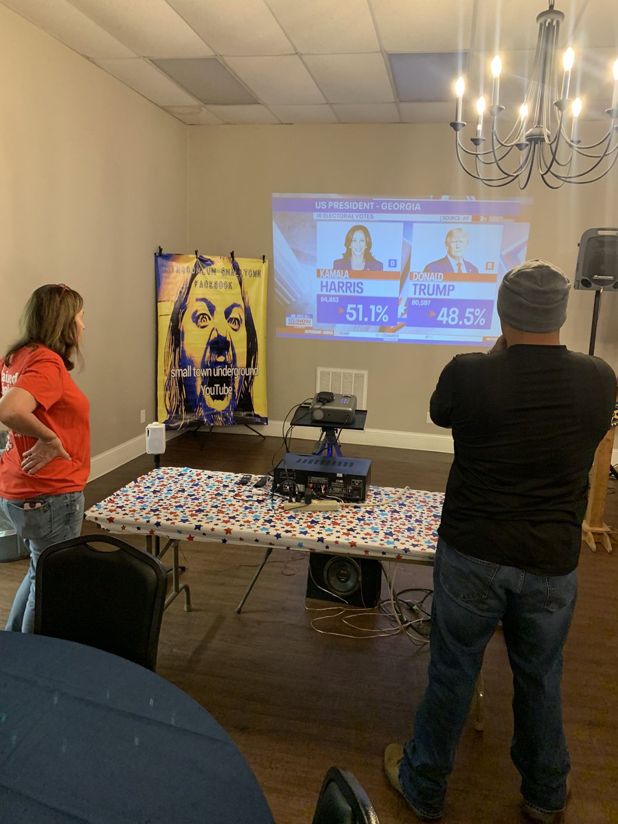 Les premiers résultats, très parcellaires, en Géorgie (3% des votes dépouillés) donnent Harris devant Trump. La musique s’est arrêtée. « ça ne veut rien dire » dit une participante