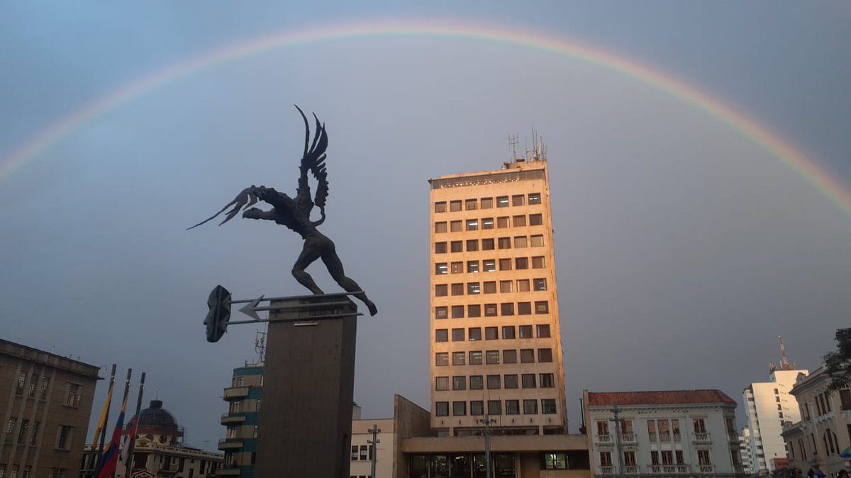El cielo de Manizales en pleno esplendor de colores y un mirador magnífico hoy. Quelle beauté!