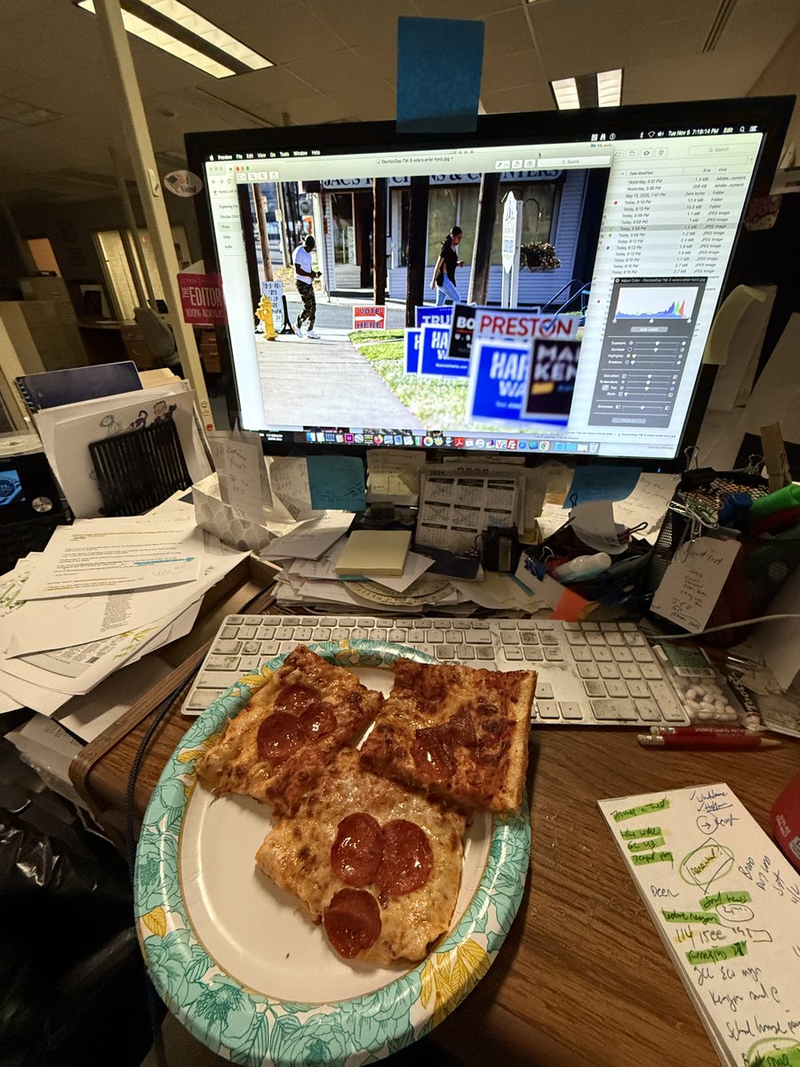 The #ElectionNightPizza has arrived, even if the election returns haven't yet. #Priorities 
<a href="/OHnewsroom/">Overheard in the Newsroom</a>