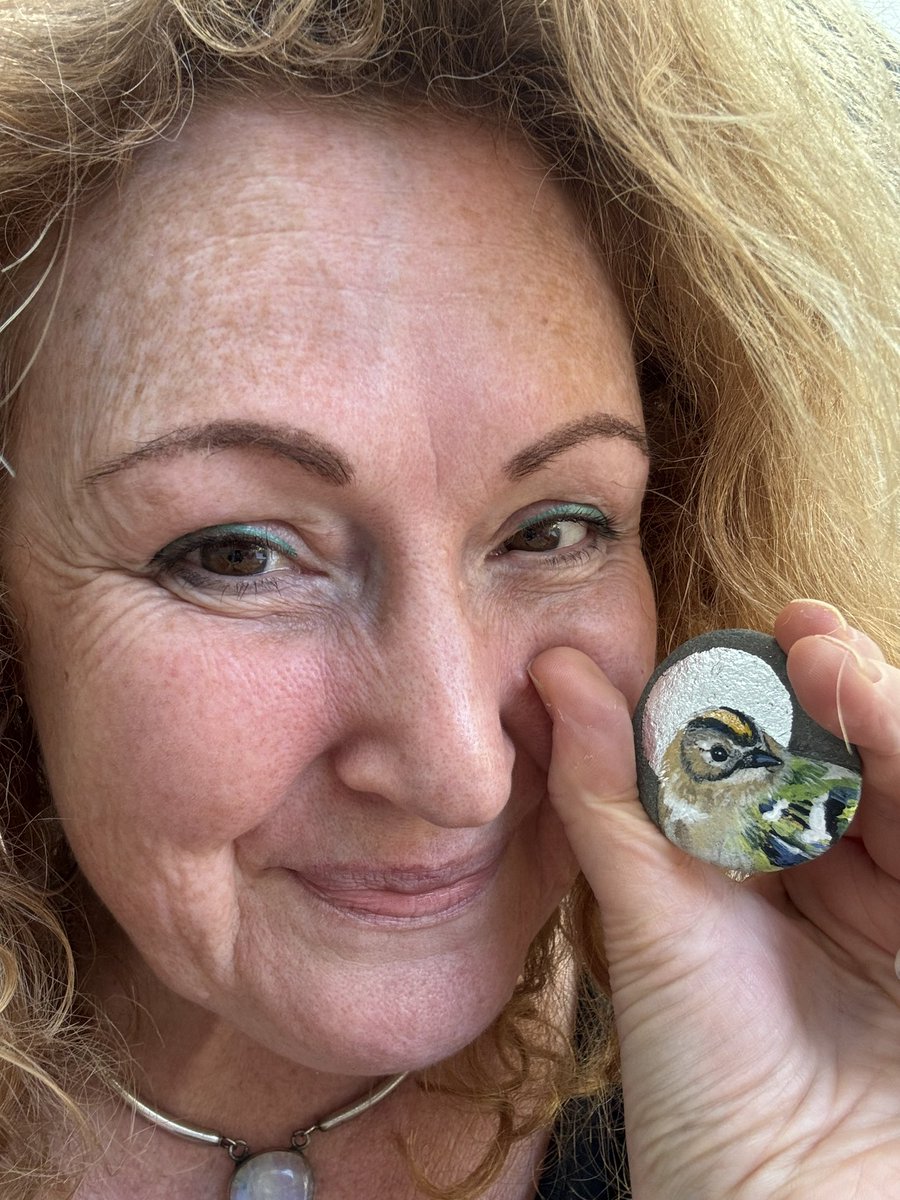 I want to go back to the bit where my teeny art birbs went viral &amp; my TL was just lovely &amp; full of birds &amp; art for a while. But here’s a nice story. A secret benefactor bought this Goldcrest and gave it back to me for Christmas so I didn’t have to sell it. How’s that for lovely?