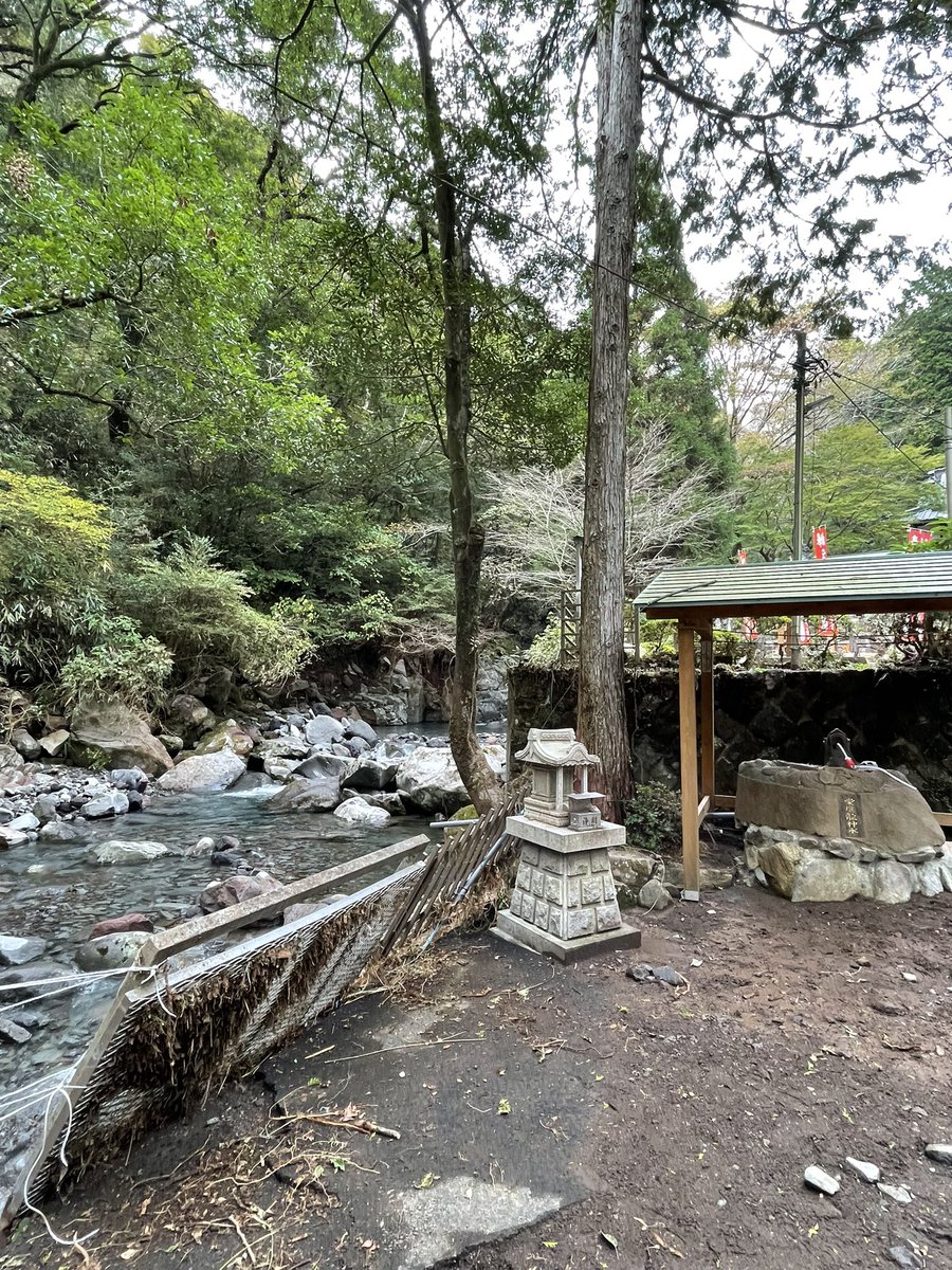 ma0126m's tweet photo. 昨日は愛鷹水神社へ災害ボランティア
に行って来ました　11月2日の大雨の
ため鉄砲水にあいとても悲しい状況に
なってしまいました🥺
皆さんからも水神さんと親しまれ遠く
から水をくみに来る方もいるくらい
それが今はとてもくめないなってしまってしまいました😢 https://t.co/8OWdPHcl7r