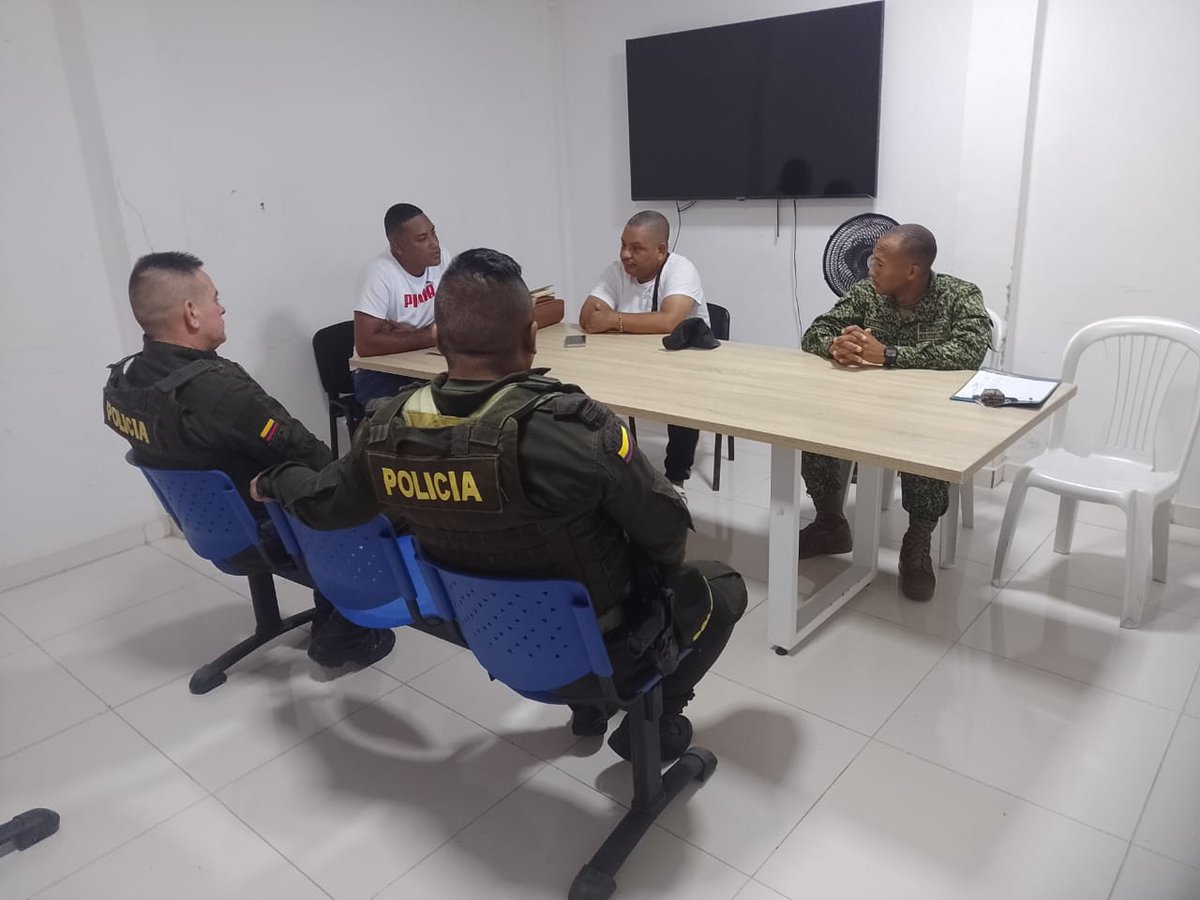 FUERZA DE TAREA HÉRCULES (@ftc_hercules) on Twitter photo El #BFLIM41, efectuó charla de sensibilización al personal representante de la Alcaldía y Policia Nacional del municipio de Mosquera #Nariño en el fomento desde la legalidad como marco normativo del actuar de las <a href="/FuerzasMilCol/">Fuerzas Militares de Colombia</a> #BRIM4 #SiempreFirmes El #BFLIM41, efectuó charla de sensibilización al personal representante de la Alcaldía y Policia Nacional del municipio de Mosquera #Nariño en el fomento desde la legalidad como marco normativo del actuar de las <a href="/FuerzasMilCol/">Fuerzas Militares de Colombia</a> #BRIM4 #SiempreFirmes