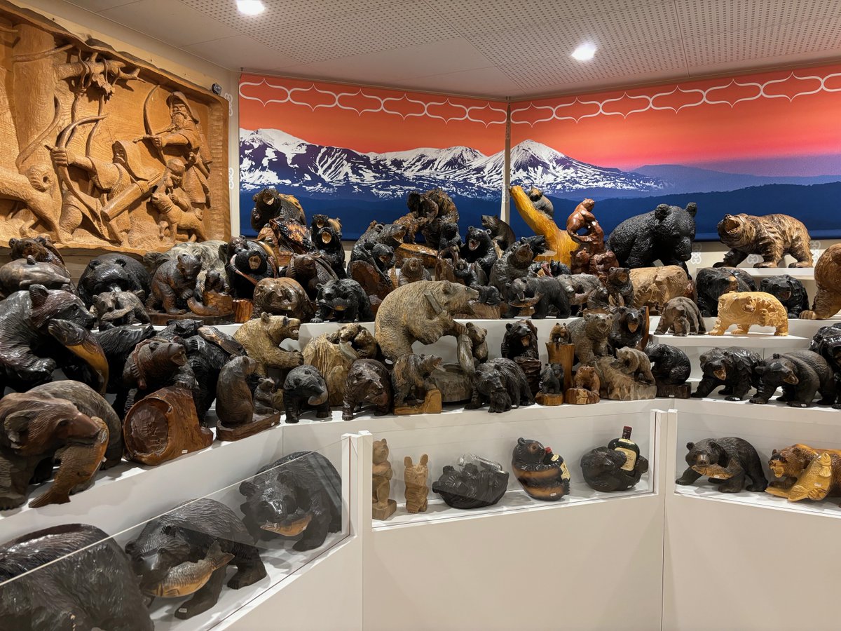 旭川アイヌ 木彫り 川村研太郎 作 昭和59年 渡道記念 希少 民芸品 彫刻 2階のコーナーでは、木彫り熊をアイヌの土産品として定着させた松井