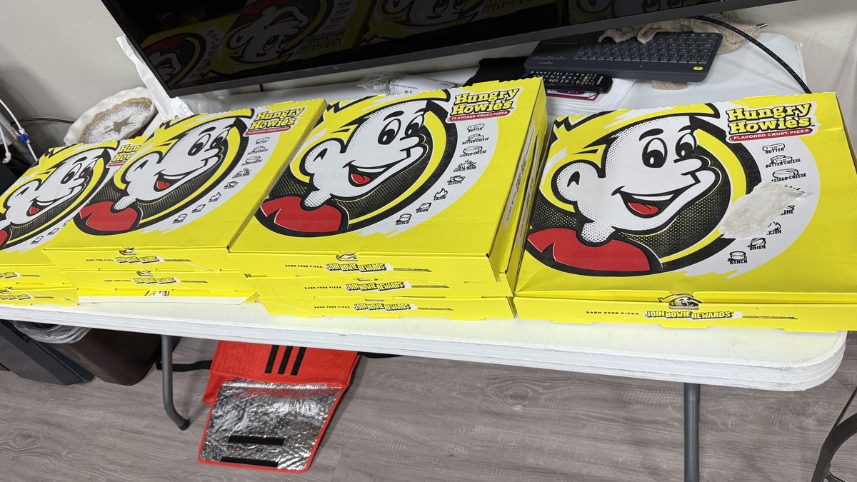 🍕 Traditional Election Night newsroom pizza has arrived. 

#heavybreathing