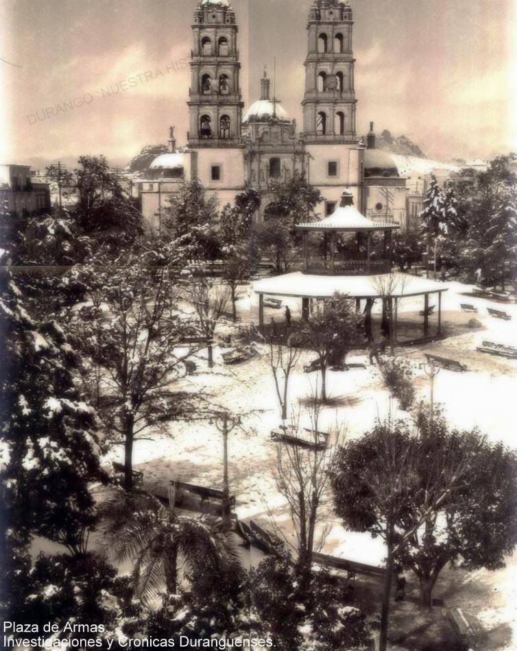 HistoriaDurango's tweet photo. 1947. Una nevada de un diciembre.  La plaza de armas en su máximo esplendor. Me ayudas a compartir? https://t.co/uXh0GTcaoc