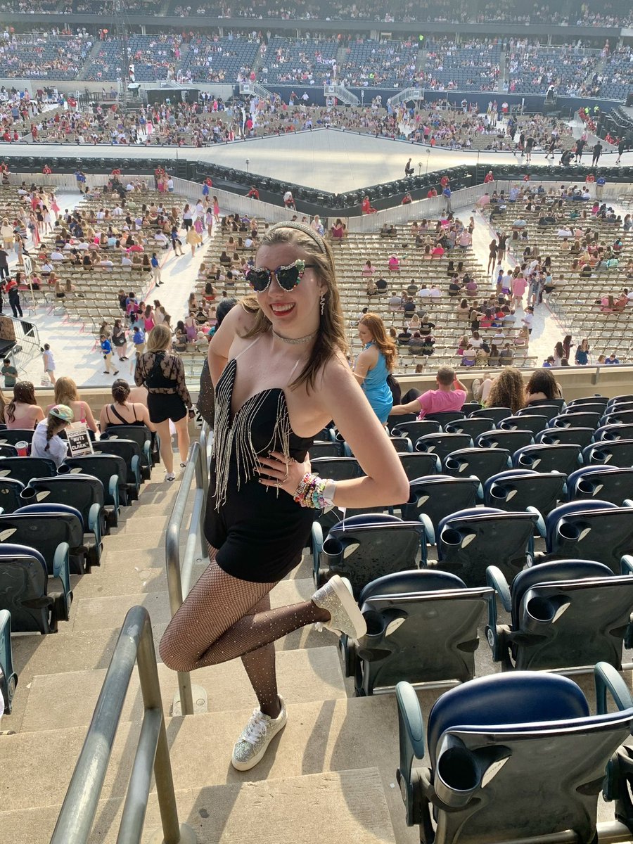 itsemilyana9's tweet photo. @swiftie_liza @taylornation13 It’s me hi-this is me trying. I’ll drop everything now and go! https://t.co/kovlT1fZNJ