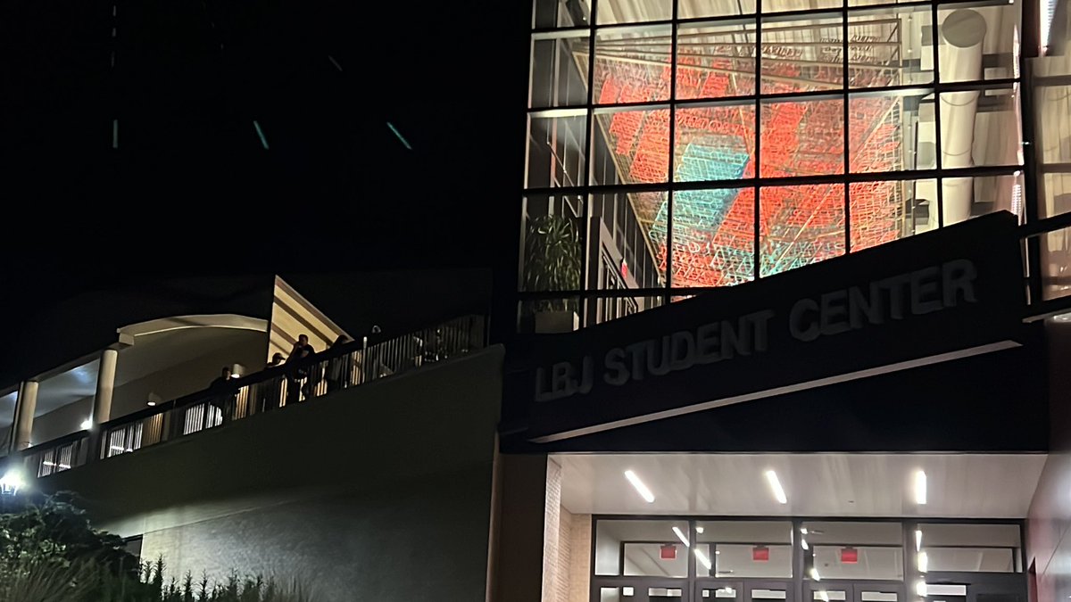 LesdyHdz's tweet photo. Line for LBJ Student Center has shorten, with less than 10 min left to get in line to vote! #election2024 #electionday2024 #SMTX https://t.co/9ukT9aGqf1