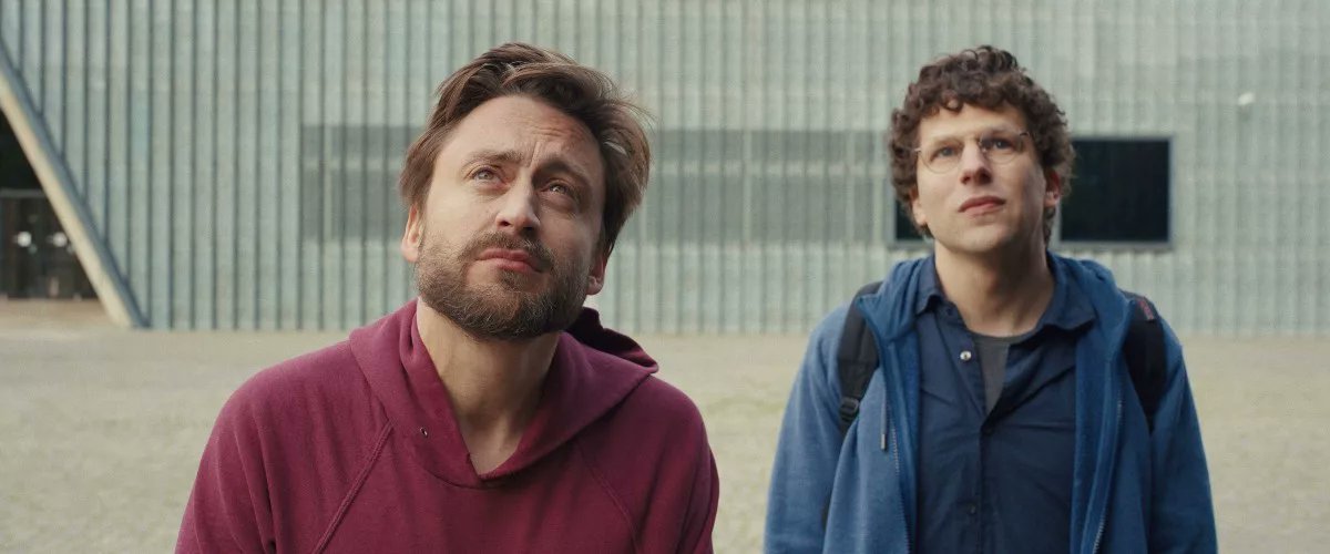 BingeMove's tweet image. Review: Jesse Eisenberg’s A Real Pain captures the limits of empathy through the journey of two cousins confronting personal and historical trauma in Poland. Benji,the emotionally volatile cousin unafraid to express pain,challenging us to rethink how we handle difficult emotions.