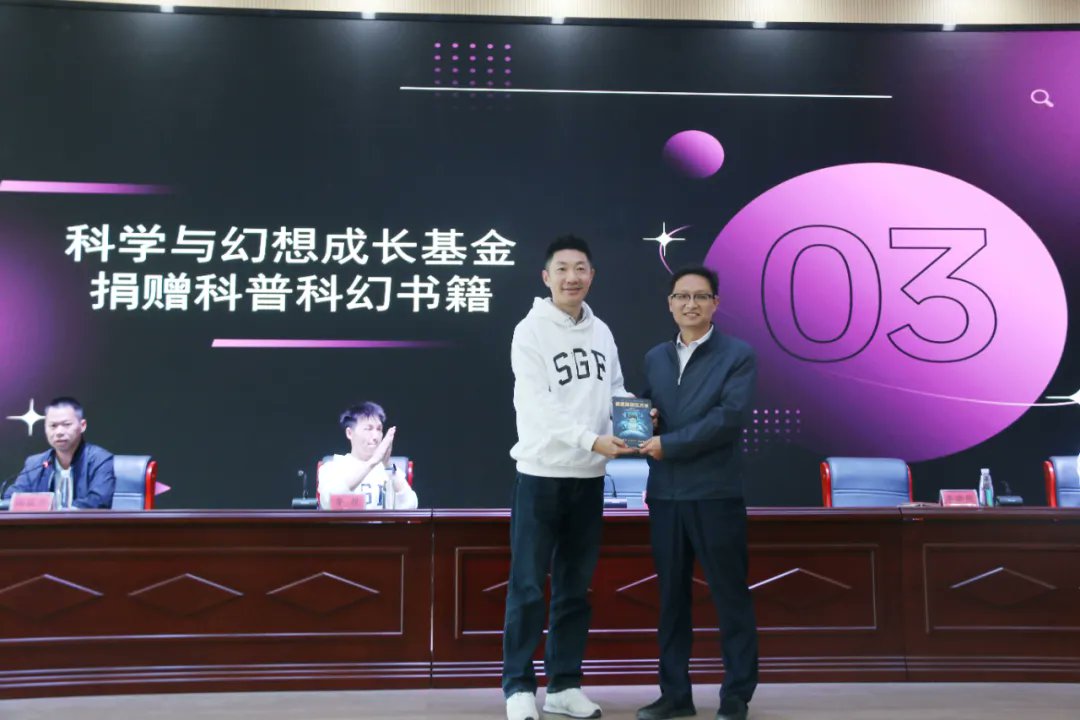 Scififoundation's tweet photo. On Oct 29, over 500 students at Jiangxi’s renowned Dayu High School joined the "Sci-Fi Imagination Public Class" by SGF! Sci-fi author Lu Ban and tech expert Ma Yuepeng led a journey through science and imagination. #SciFi #Education https://t.co/AxmjTFdG53