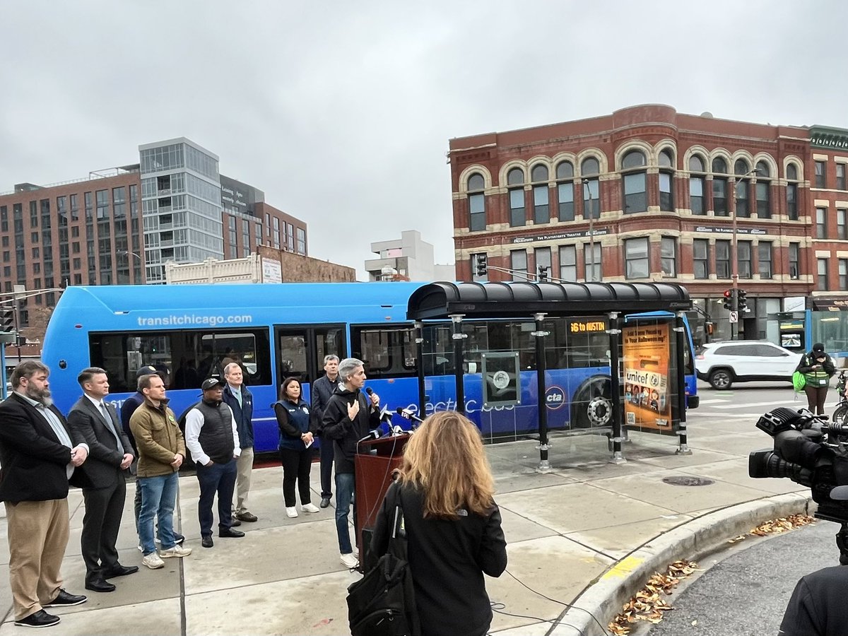 ChicagoDOF's tweet image. The Smart Streets 2-yr pilot has launched w/8 enforcement vehicles! The program goal—improve bus travel times &amp;amp; safety for cyclists who often have to ride around illegally parked vehicles. Be smart, avoid a ticket. No parking in bus &amp;amp; bike lanes. chicago.gov/smartstreets