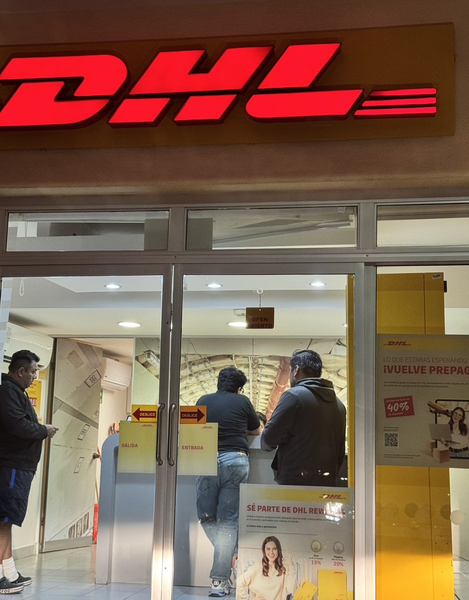 Xalapa ♥ (@enamoratexalapa) on Twitter photo Pésimo servicio en <a href="/DHLMex/">DHL México</a> Xalapa sucursal Arco Sur, 1 hora en atender y recibir paquetería de cada cliente, siempre es lo mismo. Pésimo servicio en <a href="/DHLMex/">DHL México</a> Xalapa sucursal Arco Sur, 1 hora en atender y recibir paquetería de cada cliente, siempre es lo mismo.