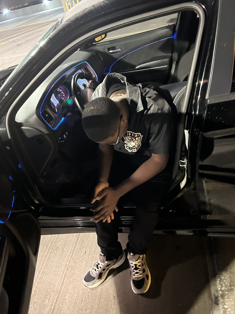 WAKEUPBYRON's tweet image. Blessed to See 22 🦋