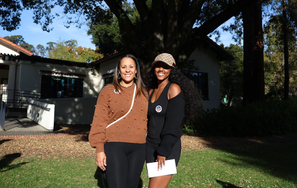northoaklandnow's tweet photo. Dr. Sarah Lewis is a psychologist and mother of Naomi Warren, an English teacher. This is Warren’s first time voting. She’s a Spelman College grad and excited to vote for a fellow HBCU graduate, and a fellow Black woman.
Reports @NeEddra https://t.co/SL2jnIOd2X