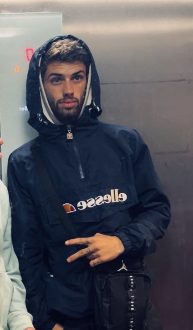 ⚠️PARTILHEM⚠️
Este rapaz  chamado Rodrigo Duarte mais conhecido pela alcunha de (KOSHI) adotou uma cadela de raça pitbull no canil de Castelo Branco com a sua namorada a cerca de três semanas. No dia 05/10/24 a mesma foi  encontrada abandonada numa casa inabitada.
👇🏼💬