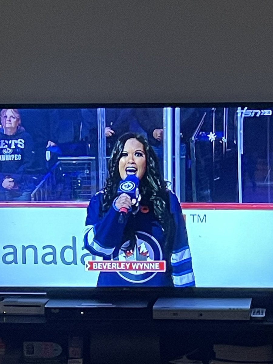 #dingding <a href="/bwynne13/">Beverley Wynne</a> for tonight's anthems vs Utah #gojetsgo