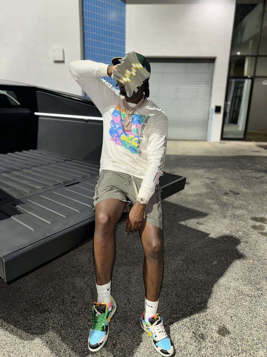 Gottiikidd1804's tweet photo. Dis a 100k Cash I Band Em By 10’z😴 #LAKERZ https://t.co/7NdZsy8Xgd