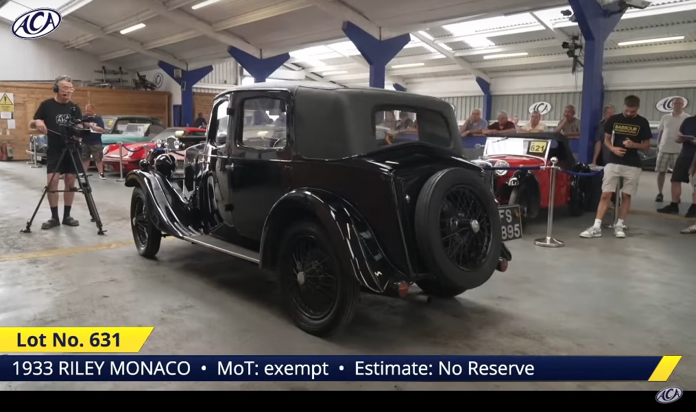 Skunkola's tweet photo. Class motors are Rileys. £7500 for this with suicide doors all round. Also, you take dogs to these auctions! https://t.co/tVNGKZc66n