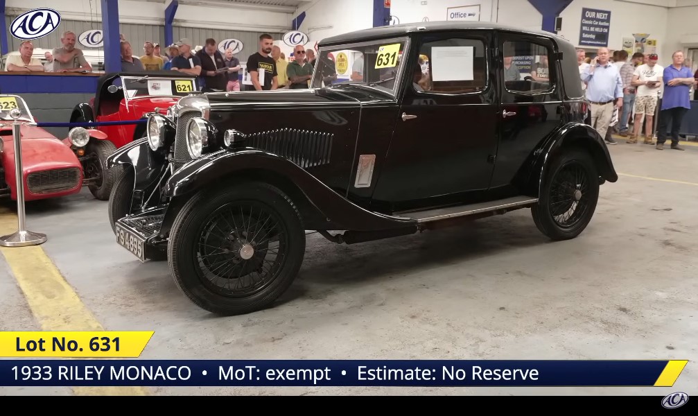 Skunkola's tweet photo. Class motors are Rileys. £7500 for this with suicide doors all round. Also, you take dogs to these auctions! https://t.co/tVNGKZc66n