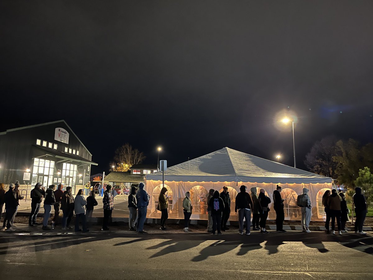 An hour and 40 minutes before polls close in Montana. Voters are bundled and snacking in line in Missoula. One who just registered said he waited a couple of hours. #mtpol