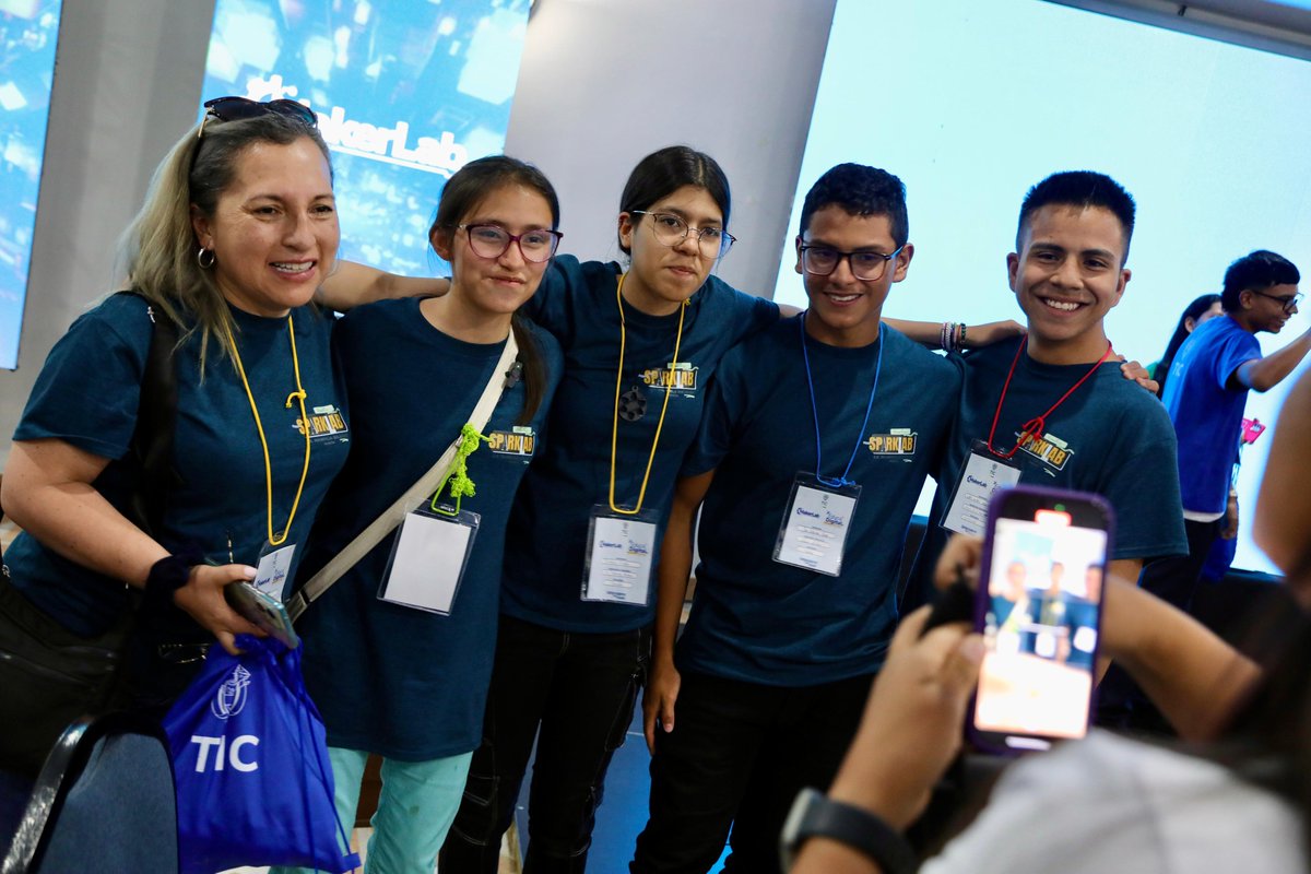 CompuParaEducar's tweet image. ¡Felicitaciones! Los equipos Stem sin Barrera de Motavita (#Boyacá), Agustinense Telesférico de #Neiva (Huila), Acuanimales de Cota y Sparlab de Soacha (Cundinamarca), son los ganadores de #MakerLab y representarán a la región Andina 1 en la gran final nacional.