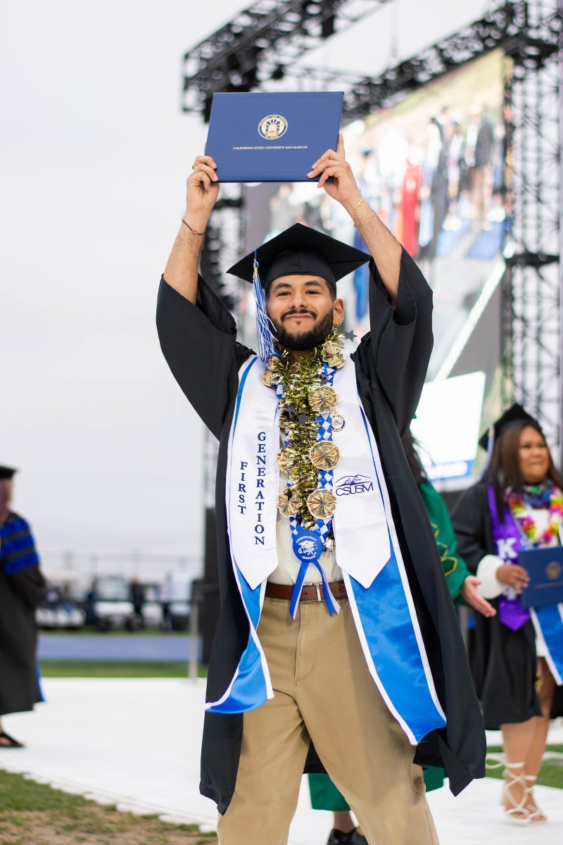 calstate's tweet image. #CSUfact | More than half of CSU students are from traditionally underserved backgrounds, and more than one-quarter of undergrads are #FirstGen college students.

#NationalFirstGenWeek is happening this week, see how #CalState universities are celebrating: wakelet.com/wake/y_vMM9ynJ…