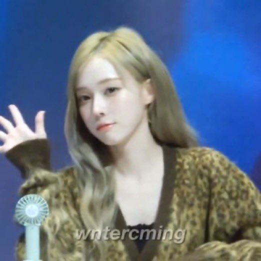 kwtmxb's tweet photo. 너네는 서로 어디가 좋아서 만났어?
하면 둘 다 1초도 고민 안하고

얼굴
이라고 대답하는 칼윈..

틈만나면 빤히 서로 쳐다보면서
‘와... 내 여친이지만 얼굴 진짜 잘났다...’
생각하는 둘...

둘이 싸울때 얼굴보면 바로 풀려서
얼굴 안 보고 얘기하기로 했는데
꼭 잘못한 사람이 얼굴들이밀듯 https://t.co/J6GJpKdTPq