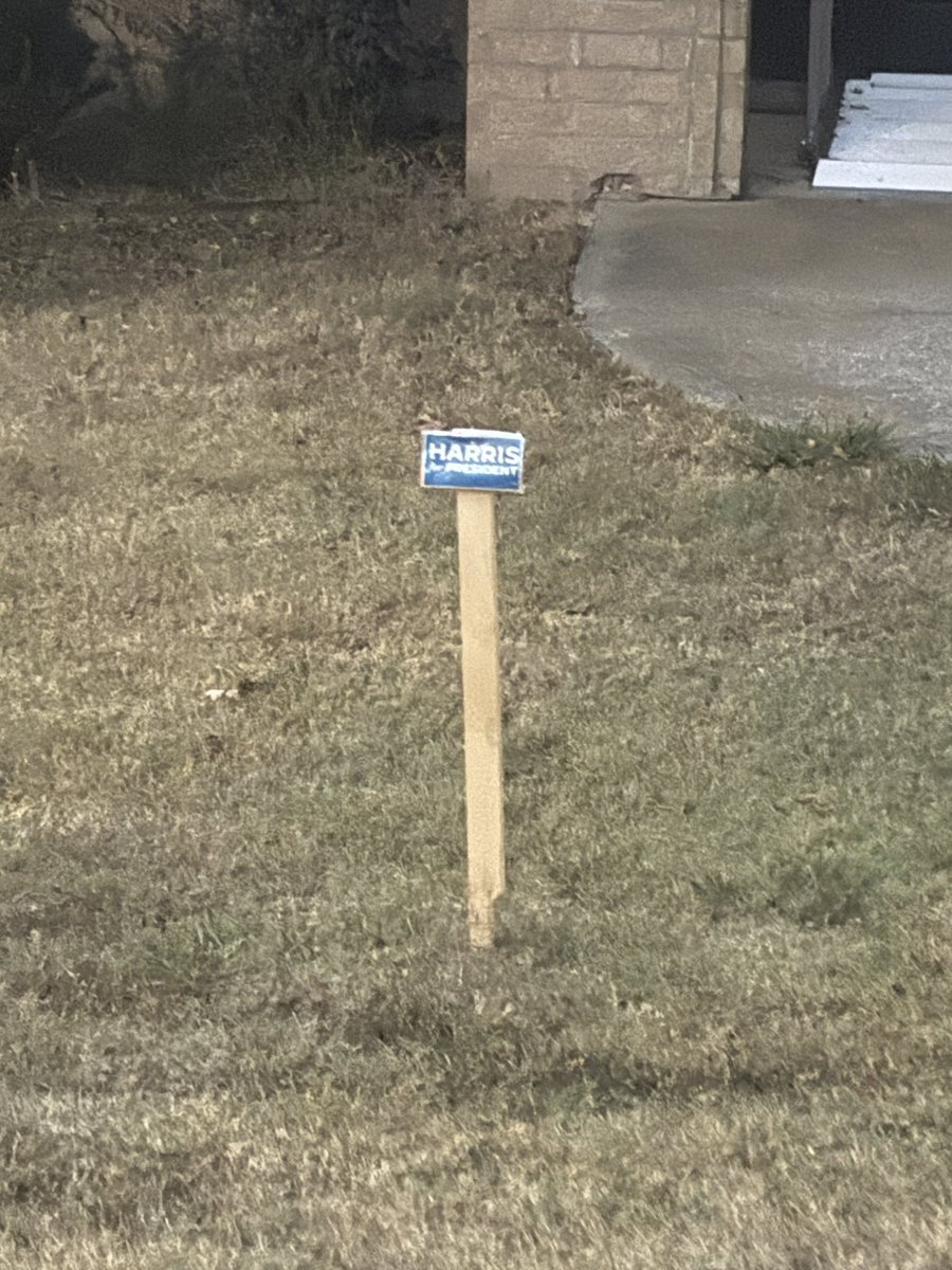 kellimarks's tweet image. My neighbor put up a sign. I love it so much.