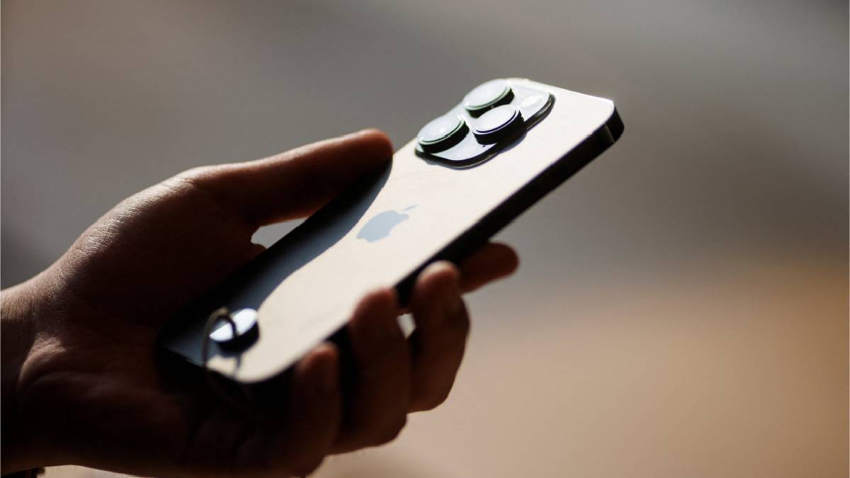 indiatv's tweet image. A concerning incident has emerged involving an iPhone 14 Pro Max that exploded while charging, causing injuries to the user. Apple has committed to investigating the matter.
#iphone14promax #charging #fire 
Read more: indiatvnews.com/technology/new…
