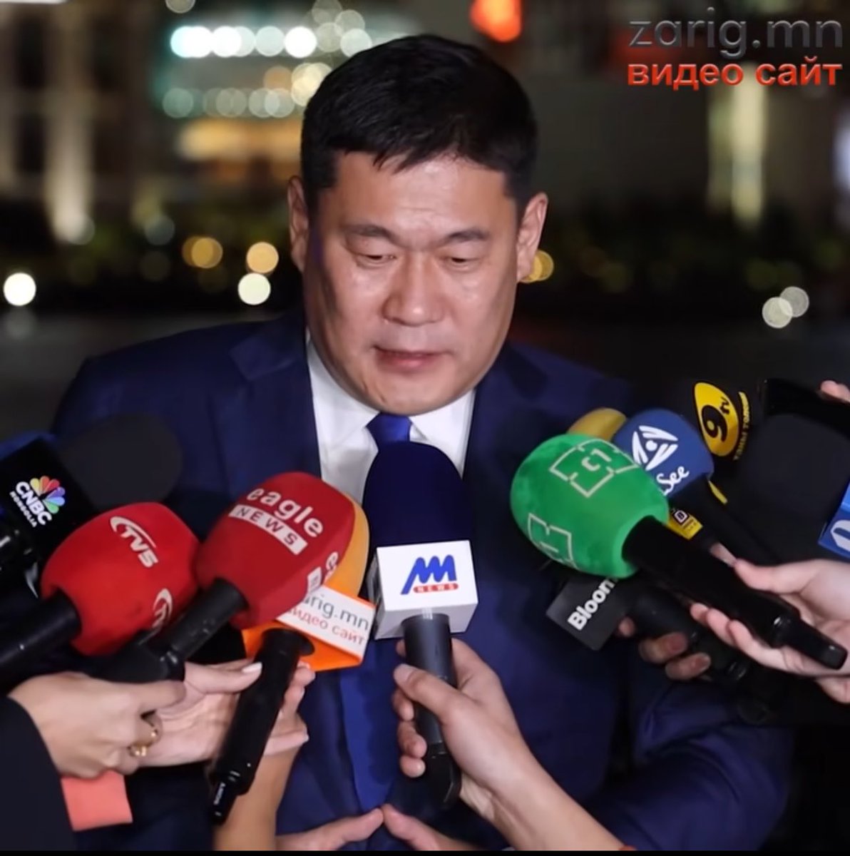 Энэнэг гачин юм хэзээ нээх онгоцноос буугаад ярилцлага өгдөг болчихсон юм!
Огцрох асуудал яригдаад эхэлсэн чинь  чичрээд үхлээ энэ!!
Хөөе тэр залилангийн жанхуурсан төсвөө татуулаарай чи!!!