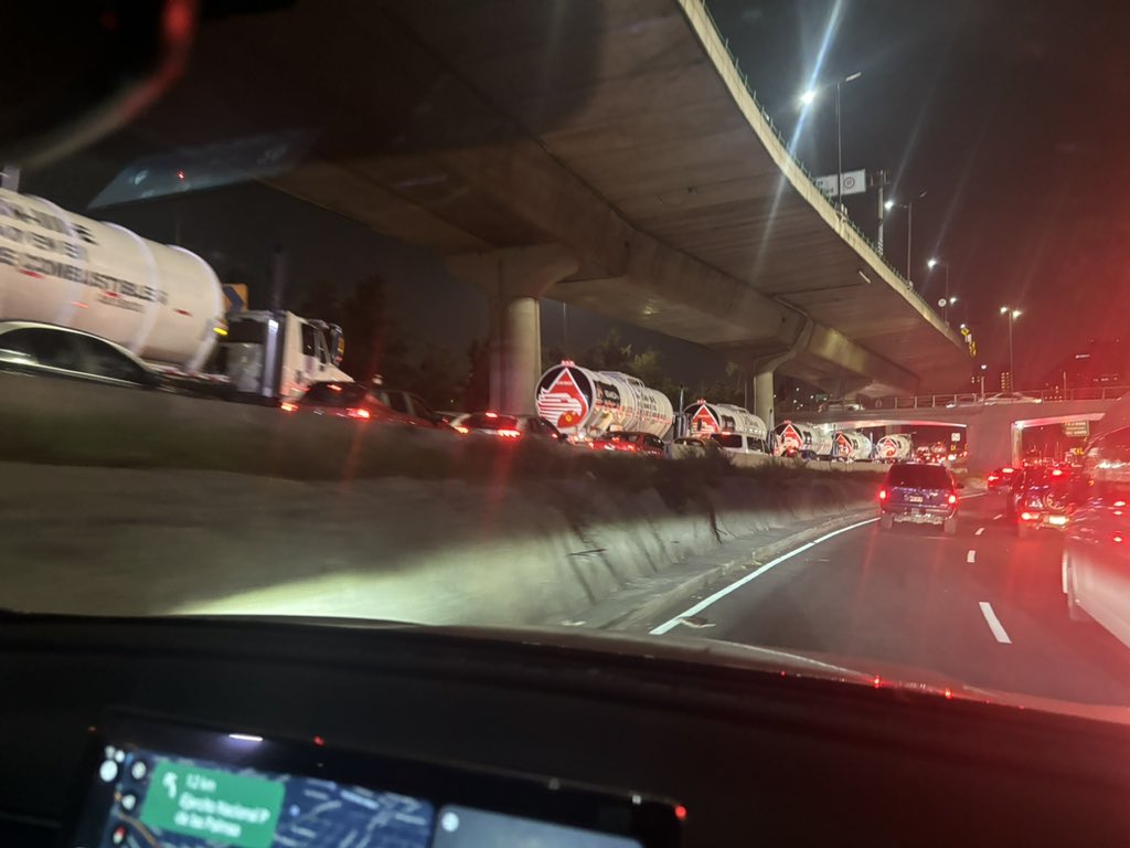 Híper tráfico en periférico a la altura de alencastre y más aún con la circulación de mínimo 30 pipas de Pemex en carriles centrales a donde va ese combustible?
