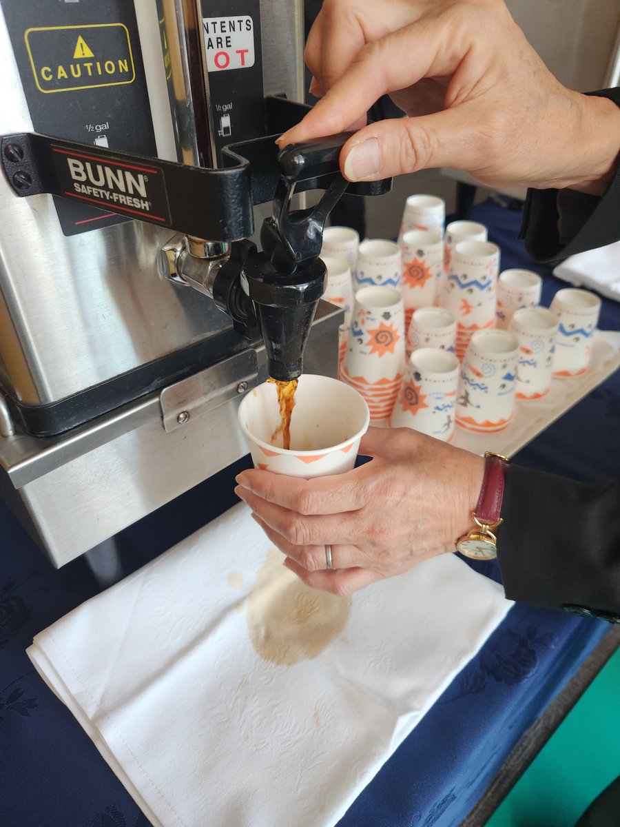 コーヒーブレイクのコーヒーやお菓子は中ホールの奥になります
コーヒーブレイク終了後ランチBoxの引換場所になります！