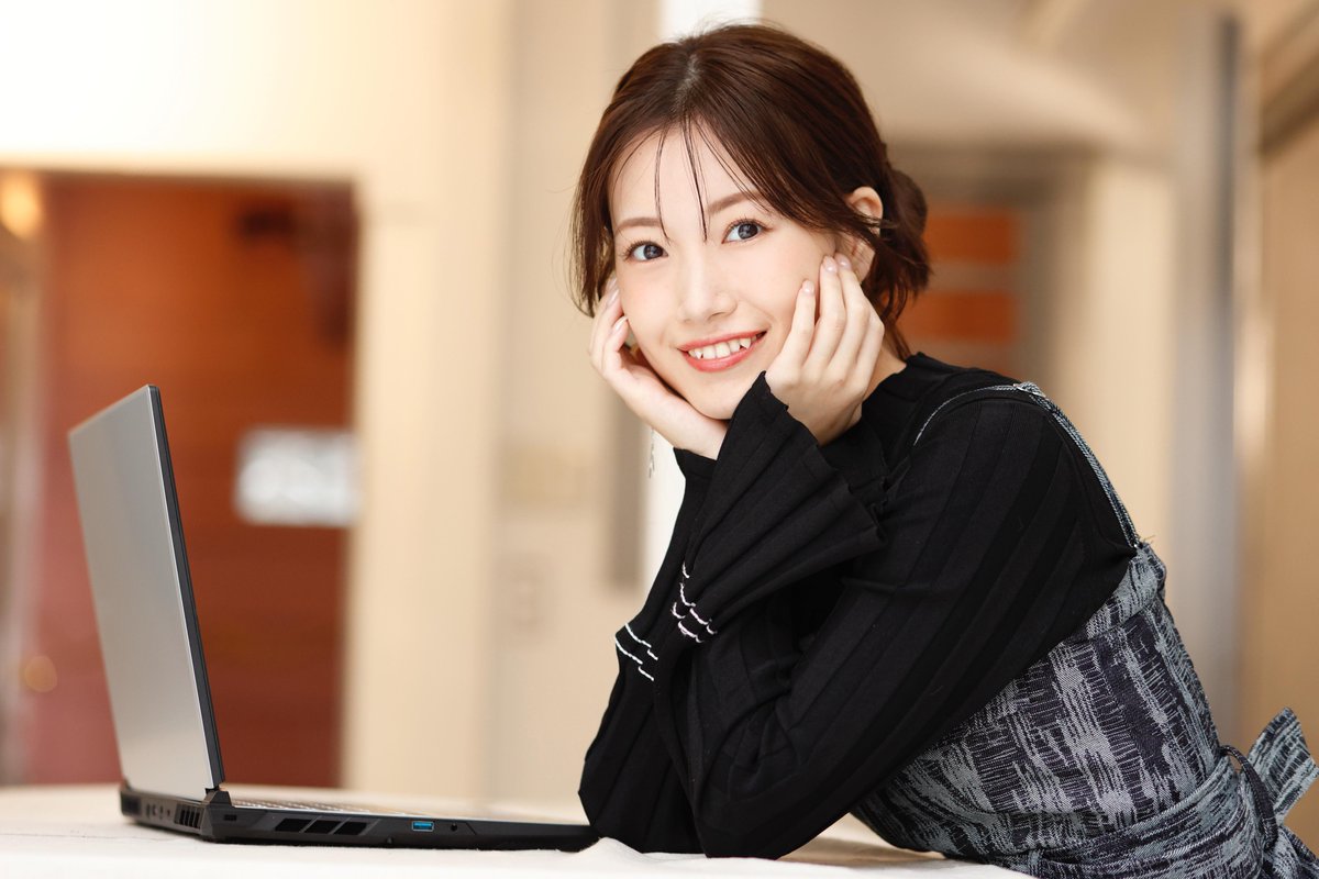 元HKT48でタレントの朝長美桜さんも 話題のパソコンで動画編集してみ
