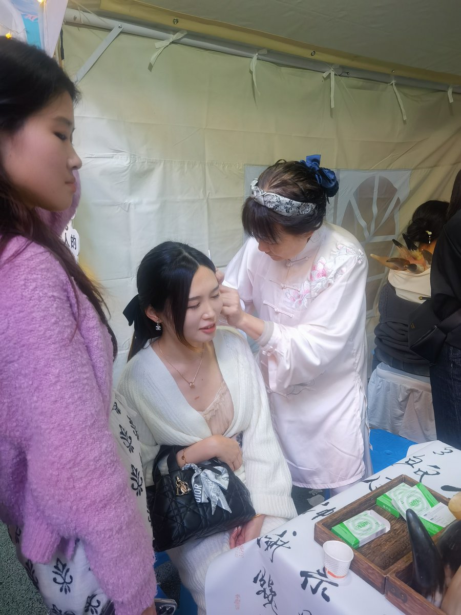 SichuanTcm's tweet photo. Unveil the Secrets of Chinese #HerbalPaste!  The "Xinglin Chunhui Cup" TCM Culture Fair &amp; The 15th Chinese Herbal Paste Health Festival by SWMU kicked off in Luzhou, Sichuan on Nov 3rd, attracting the locals to try TCM paste and massage, etc. #TCM #ChineseMedicine https://t.co/vm8uDV8sZu